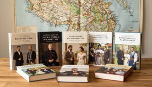 Najlepsze książki o ślązakach ułożone na drewnianym stole z mapą Śląska w tle